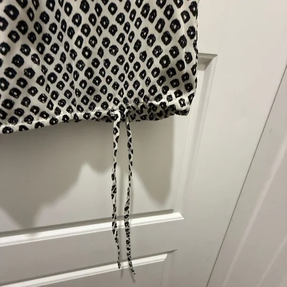 The Loft Sleeveless Black & Cream Blouse. Size Medium Petite. - Picture 4 of 5